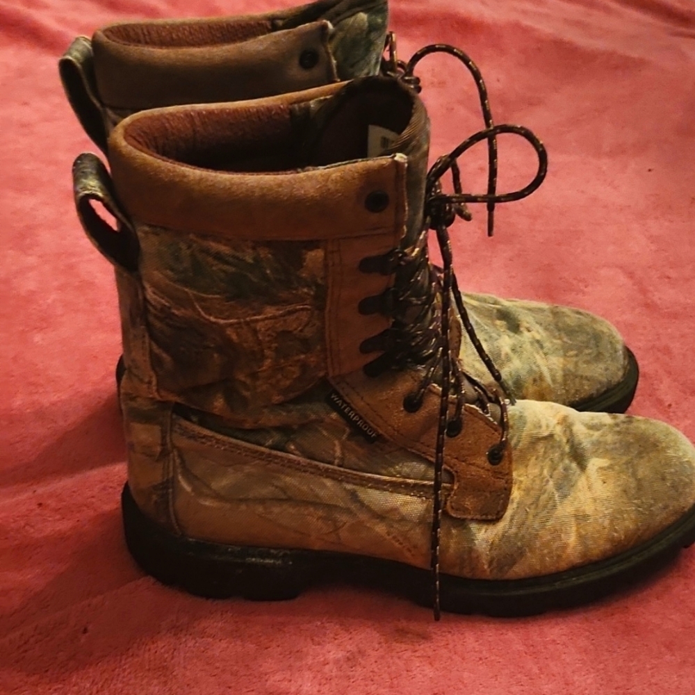 Camouflage hunting boots